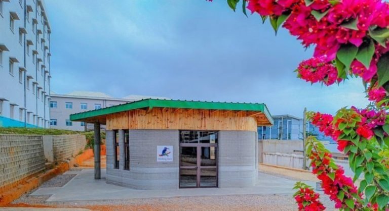 escanteada-por-anos,-escola-e-construida-em-semanas-a-partir-de-impressora-3d-na-africa