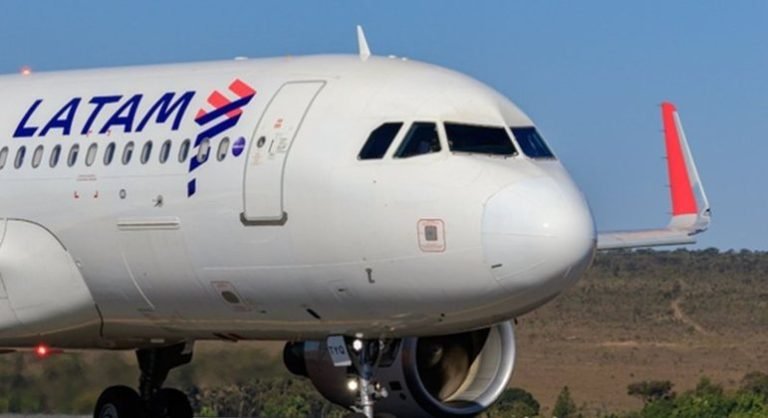 justica-condena-latam-por-separar-menino-de-3-anos-da-mae-em-voo